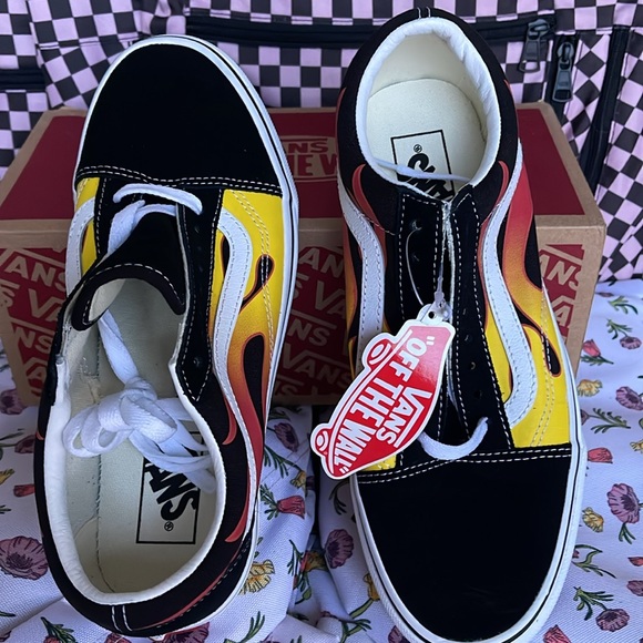 Vans Men’s Old Skool
(Flame)Black/Black/Tr Wht
VN0A38G1PHN
Sneakers - Picture 13 of 16